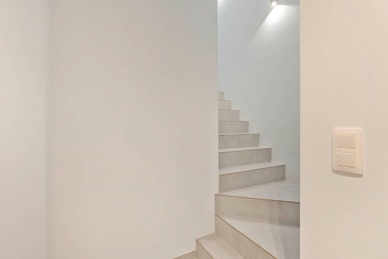 Recent duplex appartement met 2 slaapkamers en garage. 