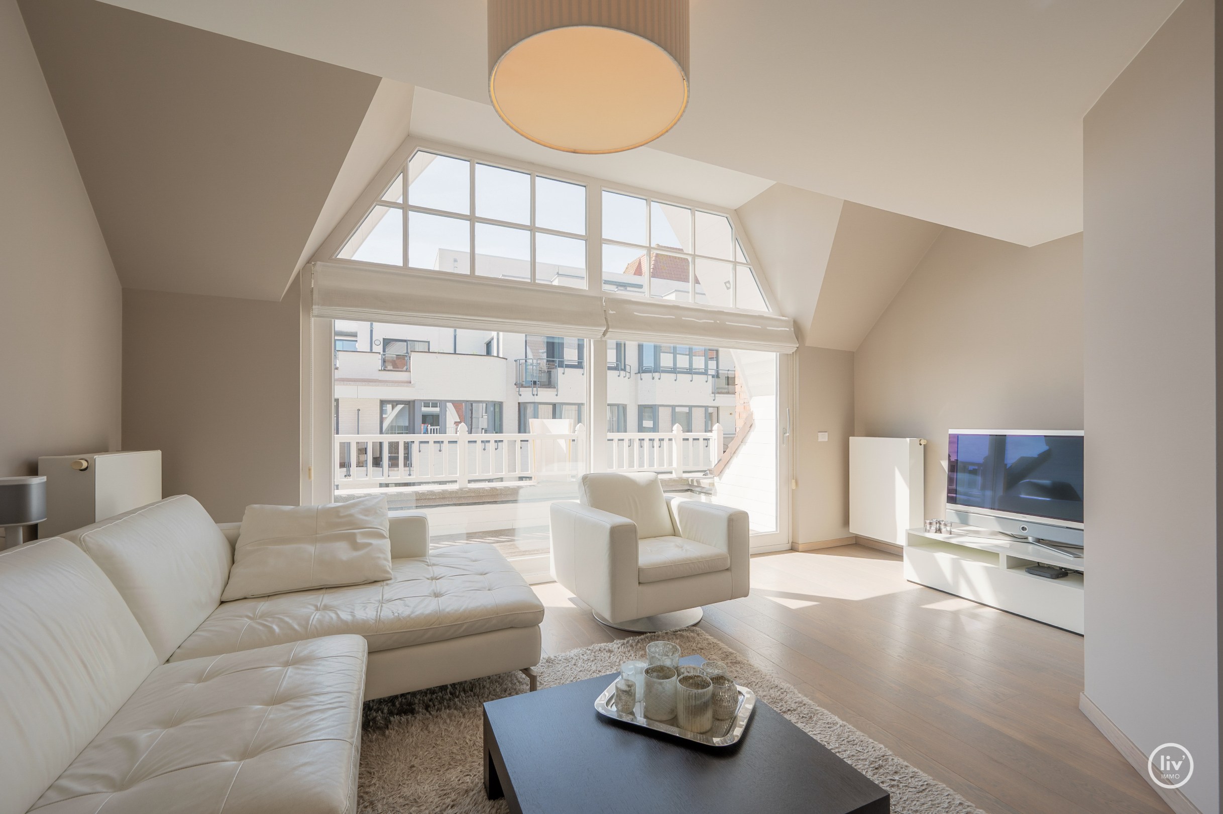 Appartement en duplex ensoleillé et spacieux avec terrasse orientée plein sud situé dans la Zoutelaan à Knokke. 
