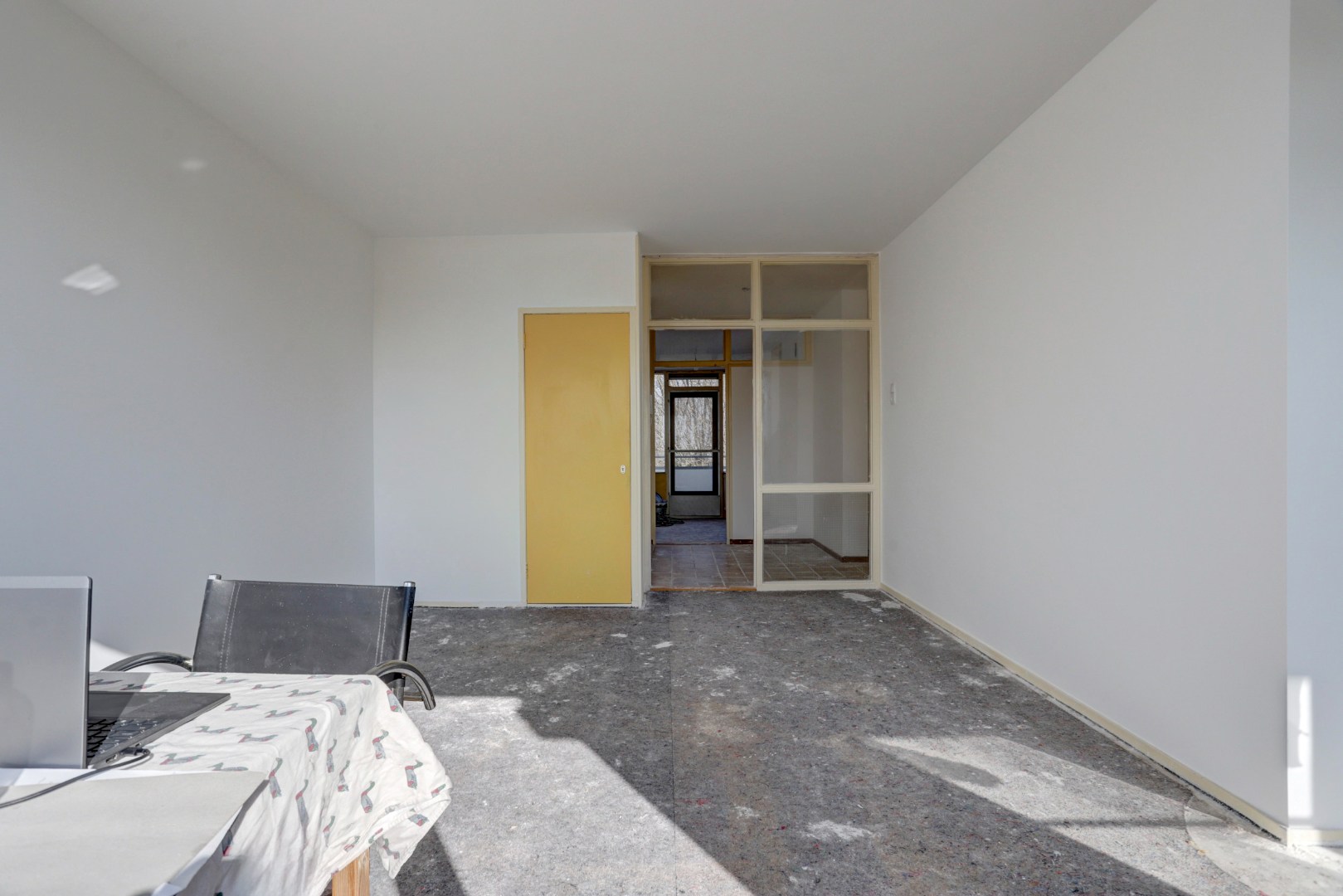 Dit 3 (voorheen 4) kamer appartement is helemaal naar eigen smaak te realiseren met 2 slaapkamers (3e slaapkamer is gemakkelijk te realiseren), 3 balkons, berging in de onderbouw en gelegen op eigen g 