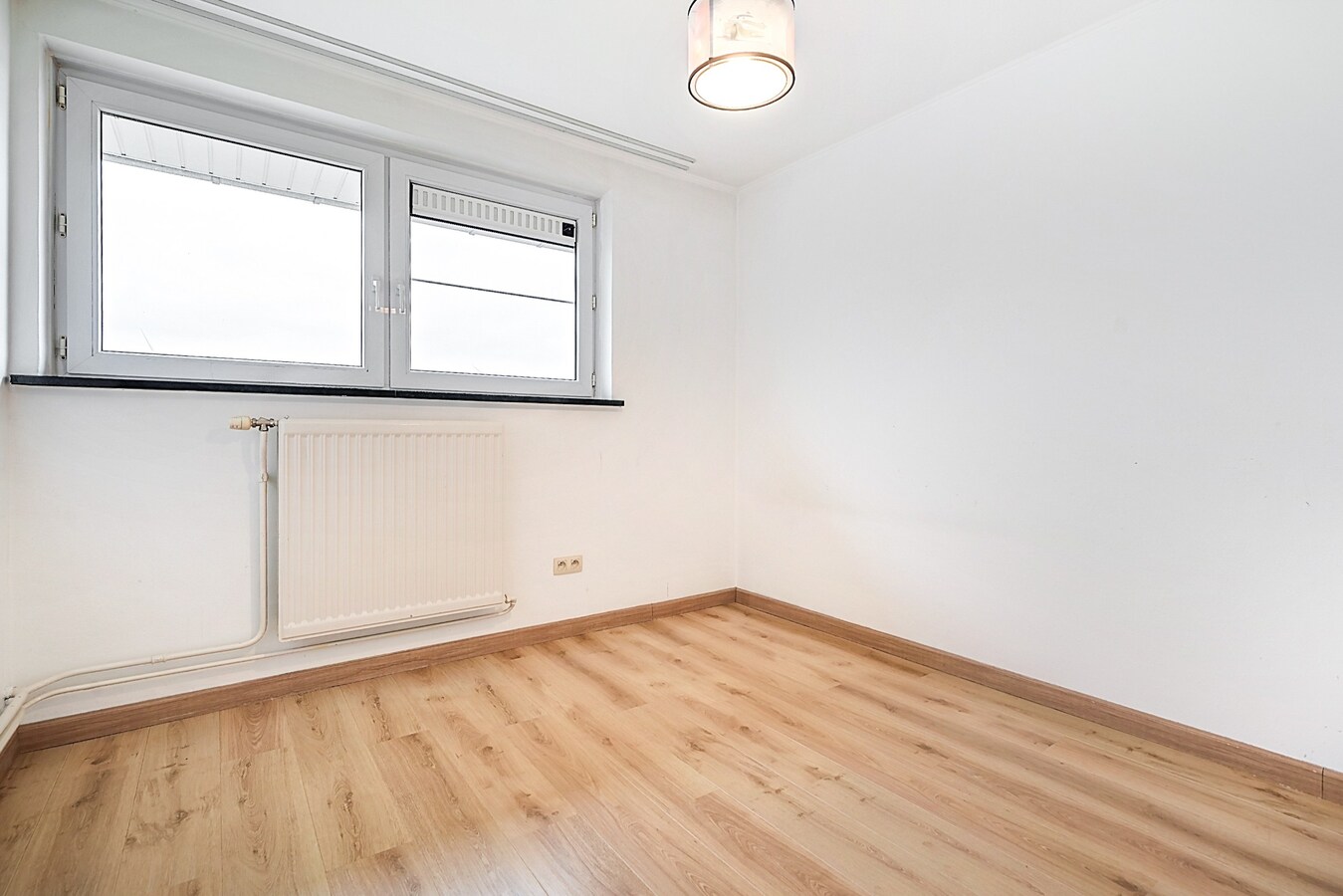 Woning met 3 (4) kamers, terras, tuintje, garage. 