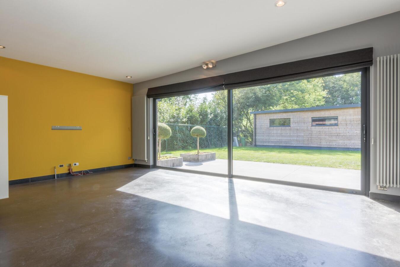 Moderne laagbouwwoning met magazijn 