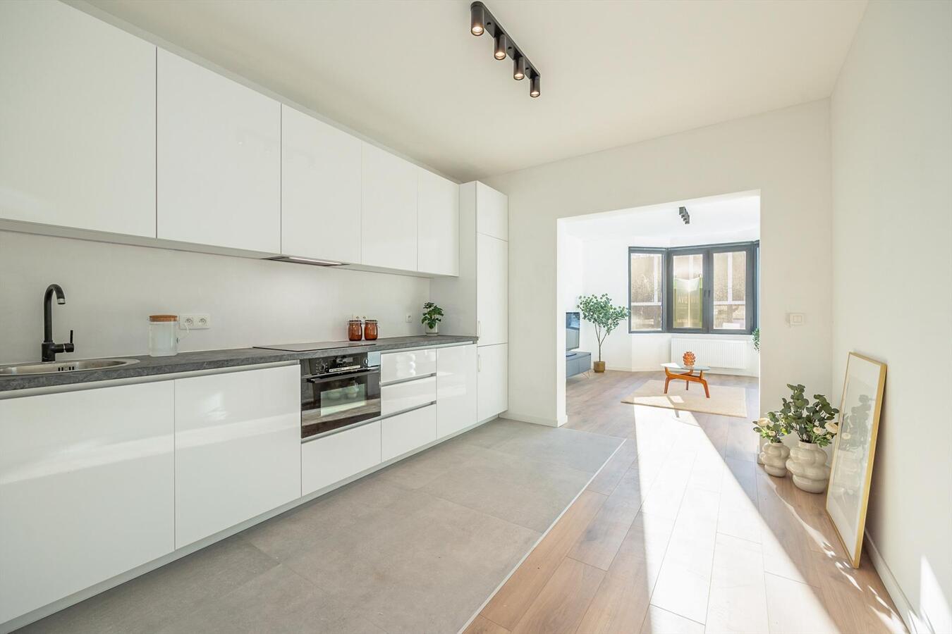 Gerenoveerd appartement met 2 slpk en terras te Mortsel! 