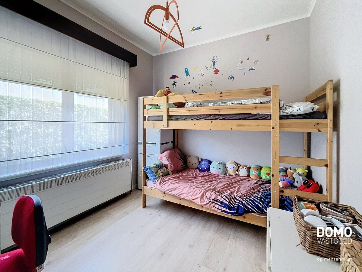 Ruime open bebouwing met tuin en inpandige garage gelegen te Spalbeek. 