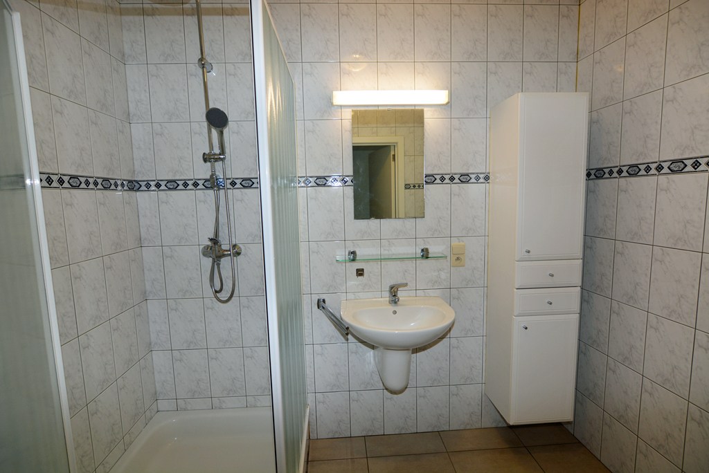Gelijkvloers appartement (121 m²) met 2 slpks, overdekt terras, garage en kelderberging. 