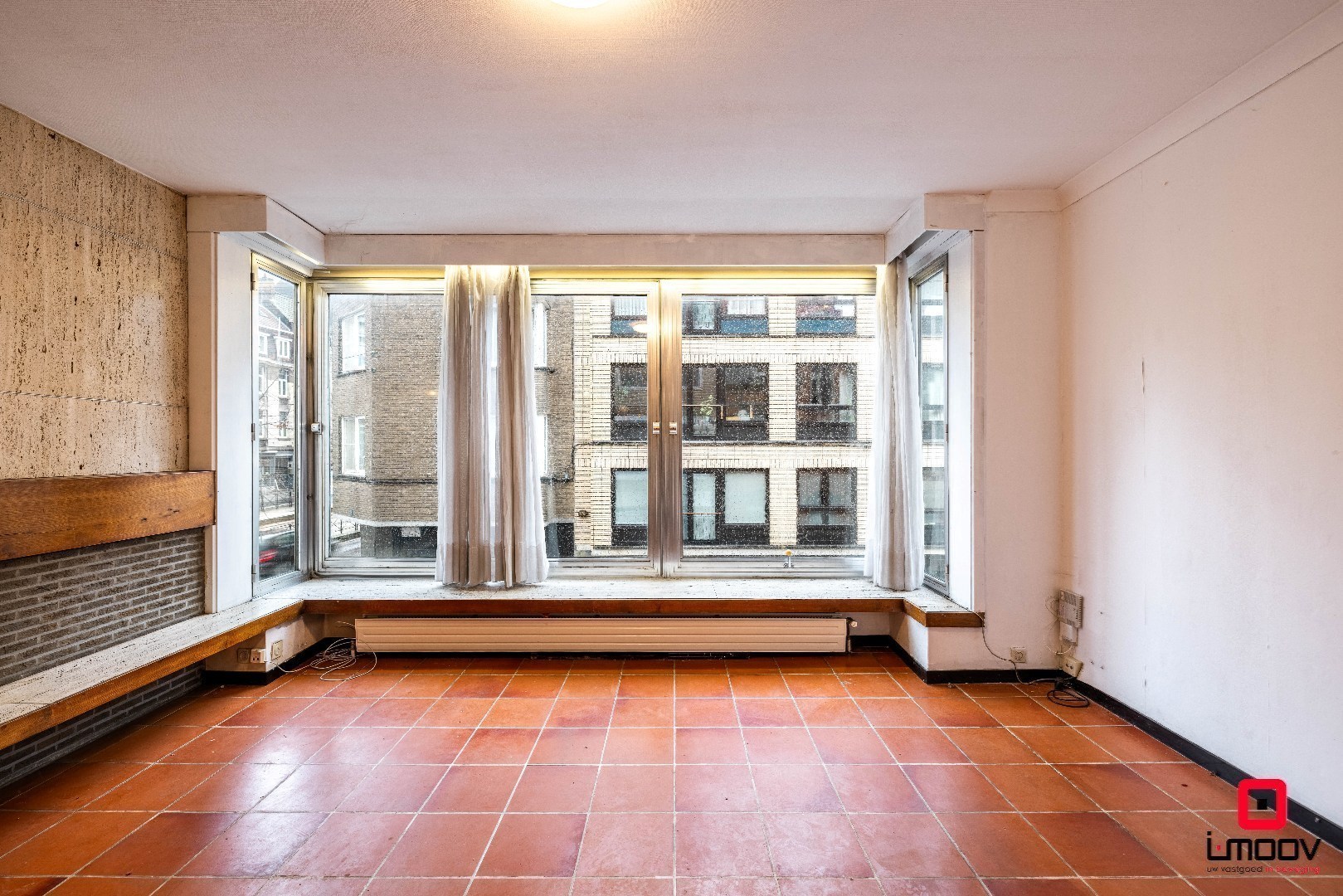 Ruime te renoveren stadswoning met garage en vier slaapkamers in de stationswijk 