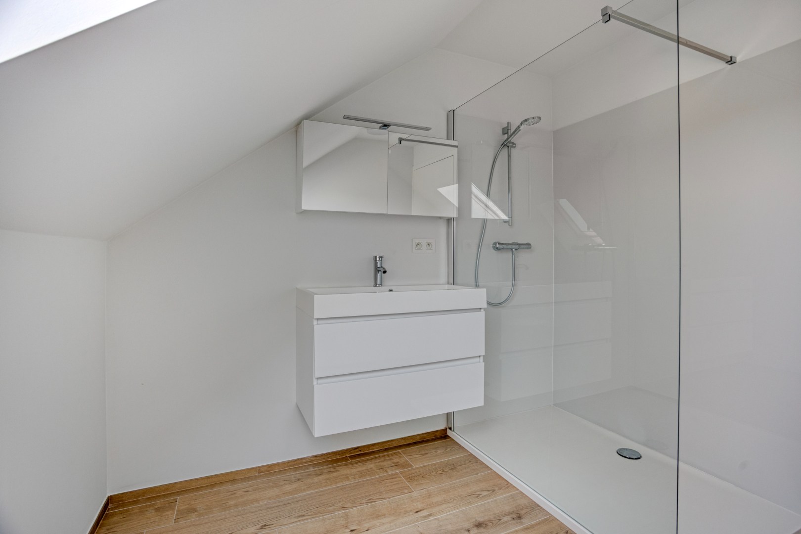 Gerenoveerd ruim en lichtrijk appartement met 2 slaapkamers - EPC  72Kwh/m² 