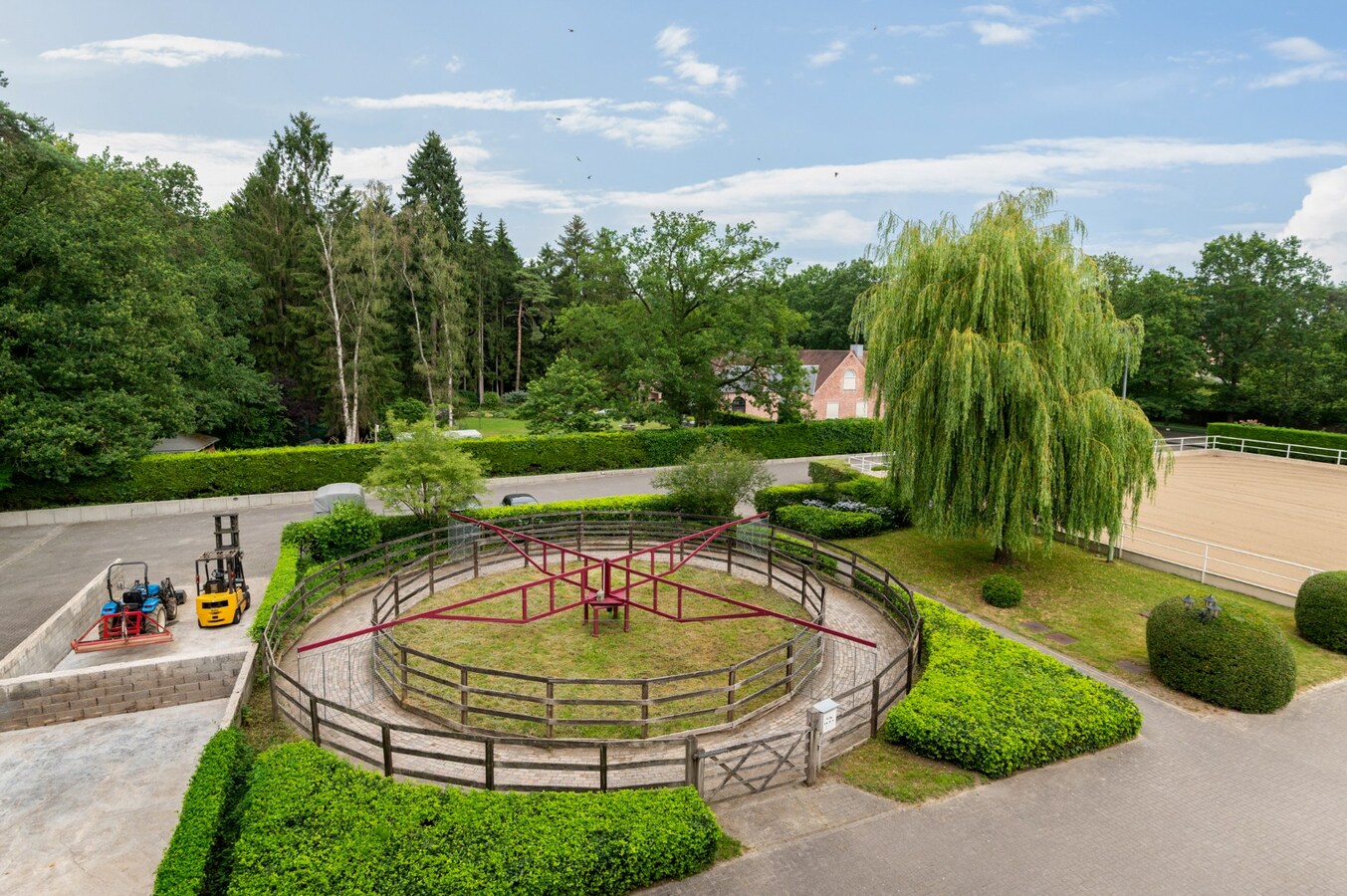 Exclusief eigendom met twee volwaardige, zelfstandige villa-woningen, een conciërgeverblijf en luxueuze paardenfaciliteiten op ruim 2 ha te Brasschaat 