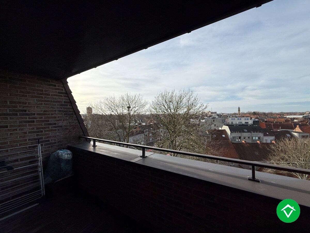 Instapklaar dakappartement met 4 slaapkamers met 2 terrassen en autostaanplaats te Roeselare 