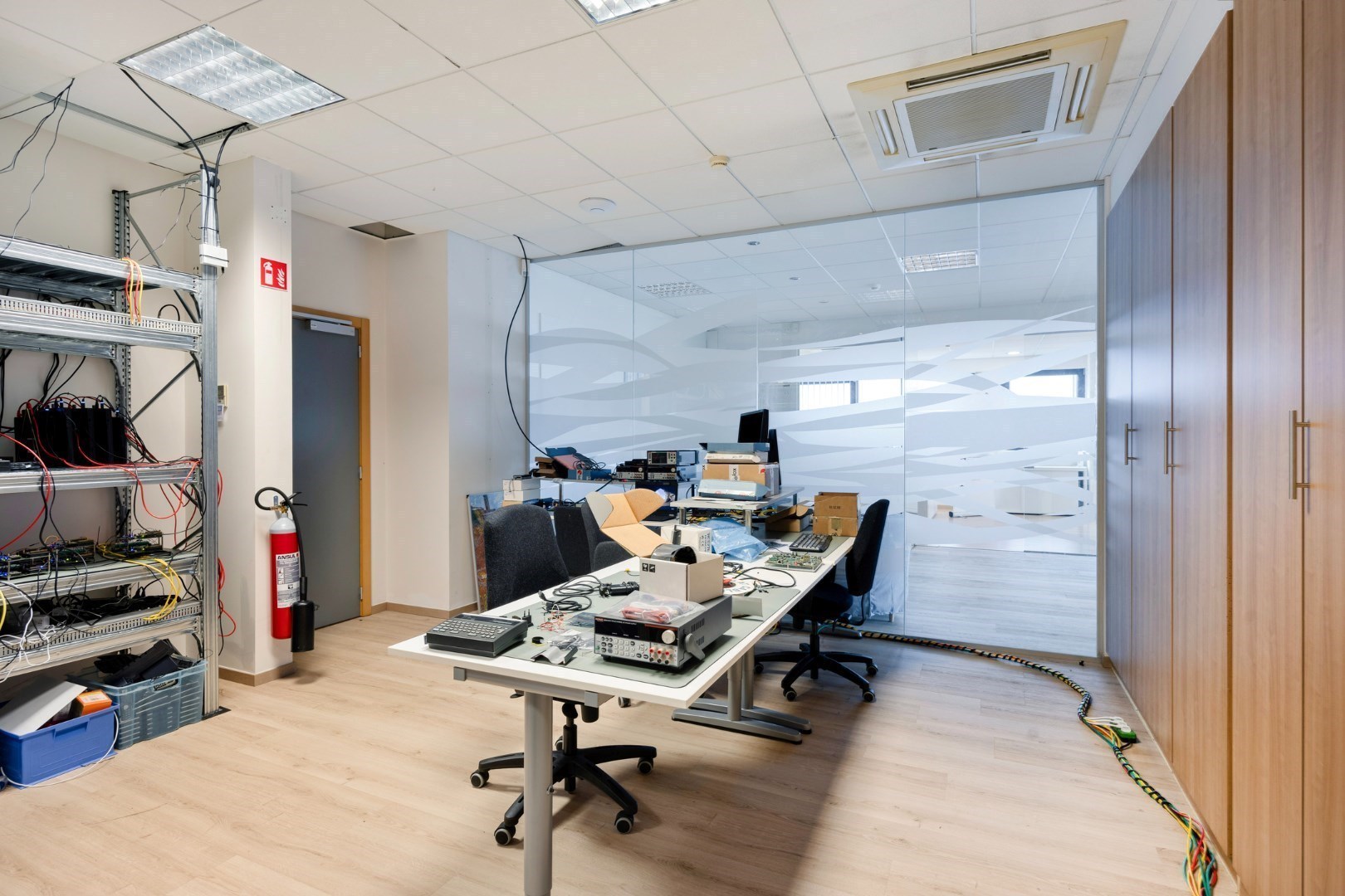 Kantoor te koop in het industriepark te Haasrode/Heverlee met 14 parkings - opp. 626 m² - verkoop van aandelen 