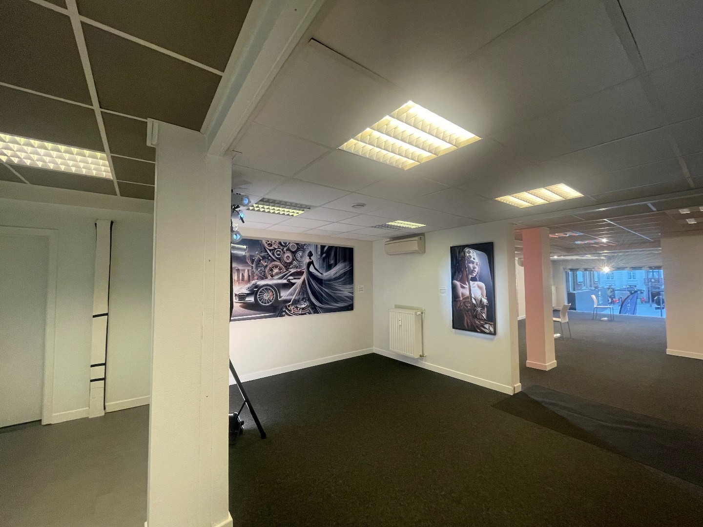 Ruim handelspand (+/- 400m²) te huur gelegen op TOPLOCATIE in Geel! 