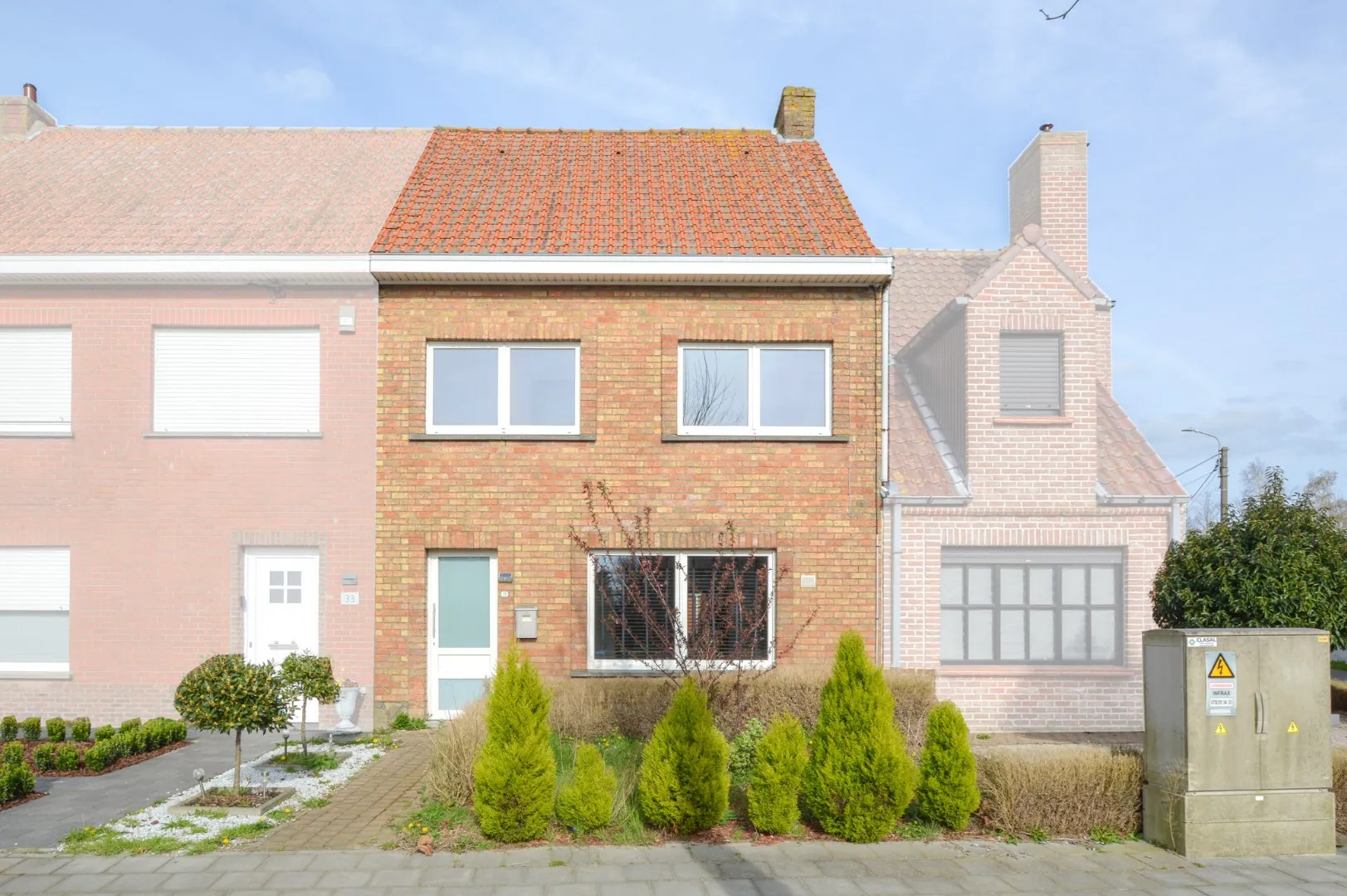 Gezellige rijwoning met 3 slpks en tuin nabij centrum Eernegem