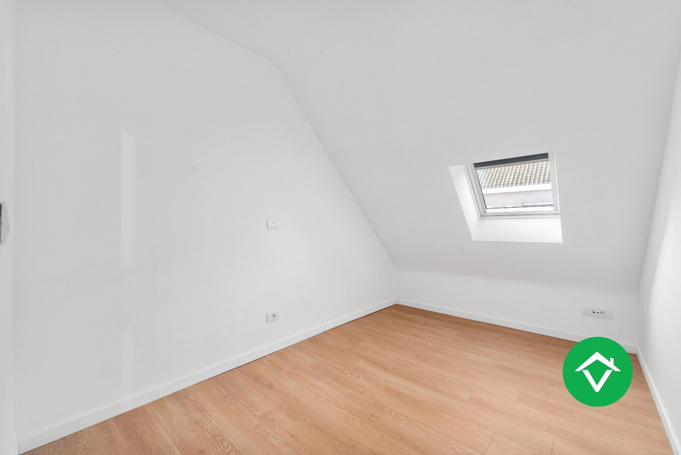 Volledig vernieuwde woning met 3 slaapkamers en bijgebouw in centrum Koekelare 