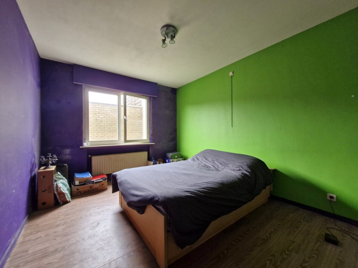 Ruim te renoveren appartement met garage in het hart van Heist. 