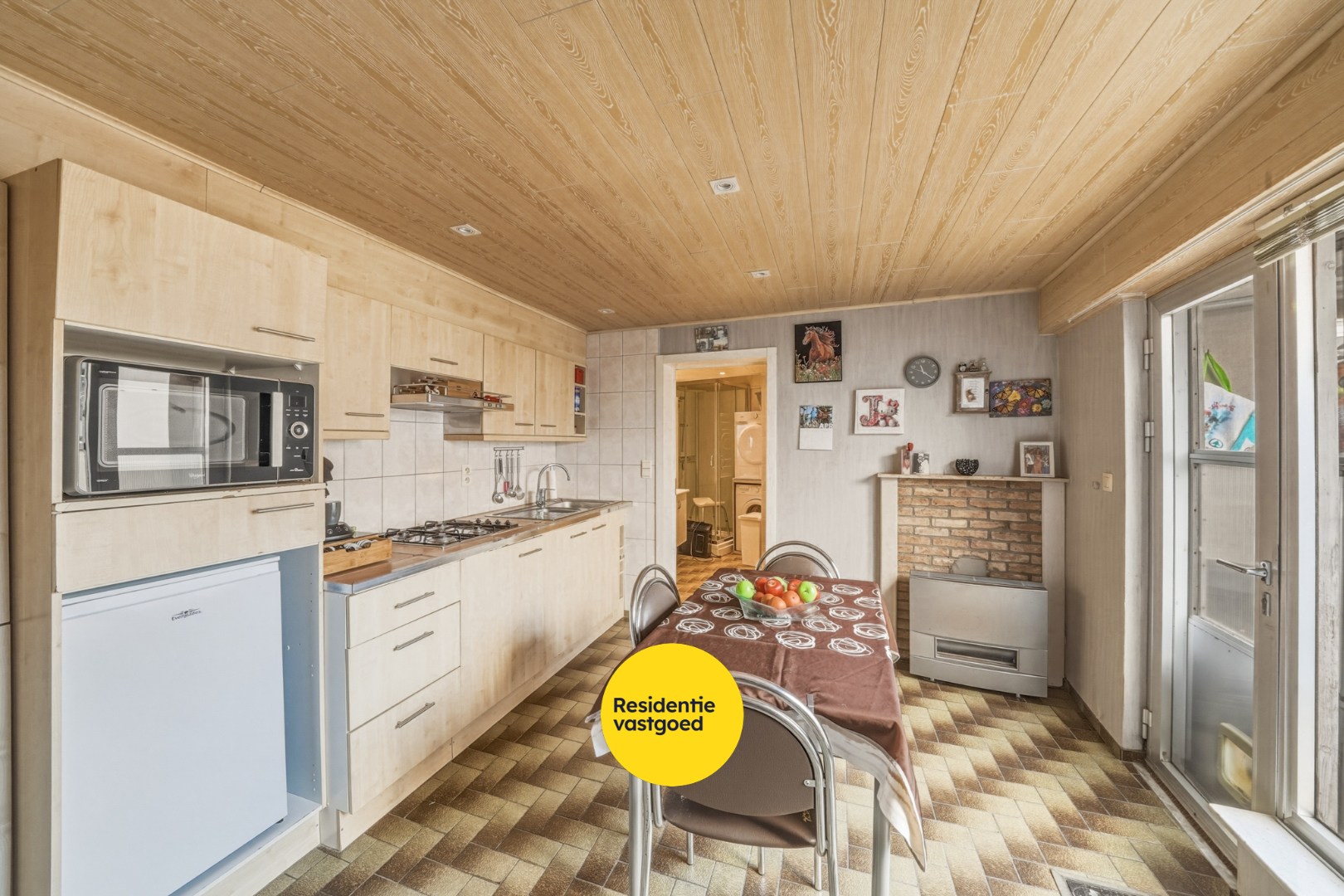 Op te frissen hoekwoning met garage in Bredene 