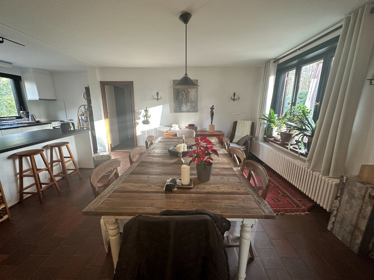 Residentieel gelegen, vrijstaande woning met bijgebouw 