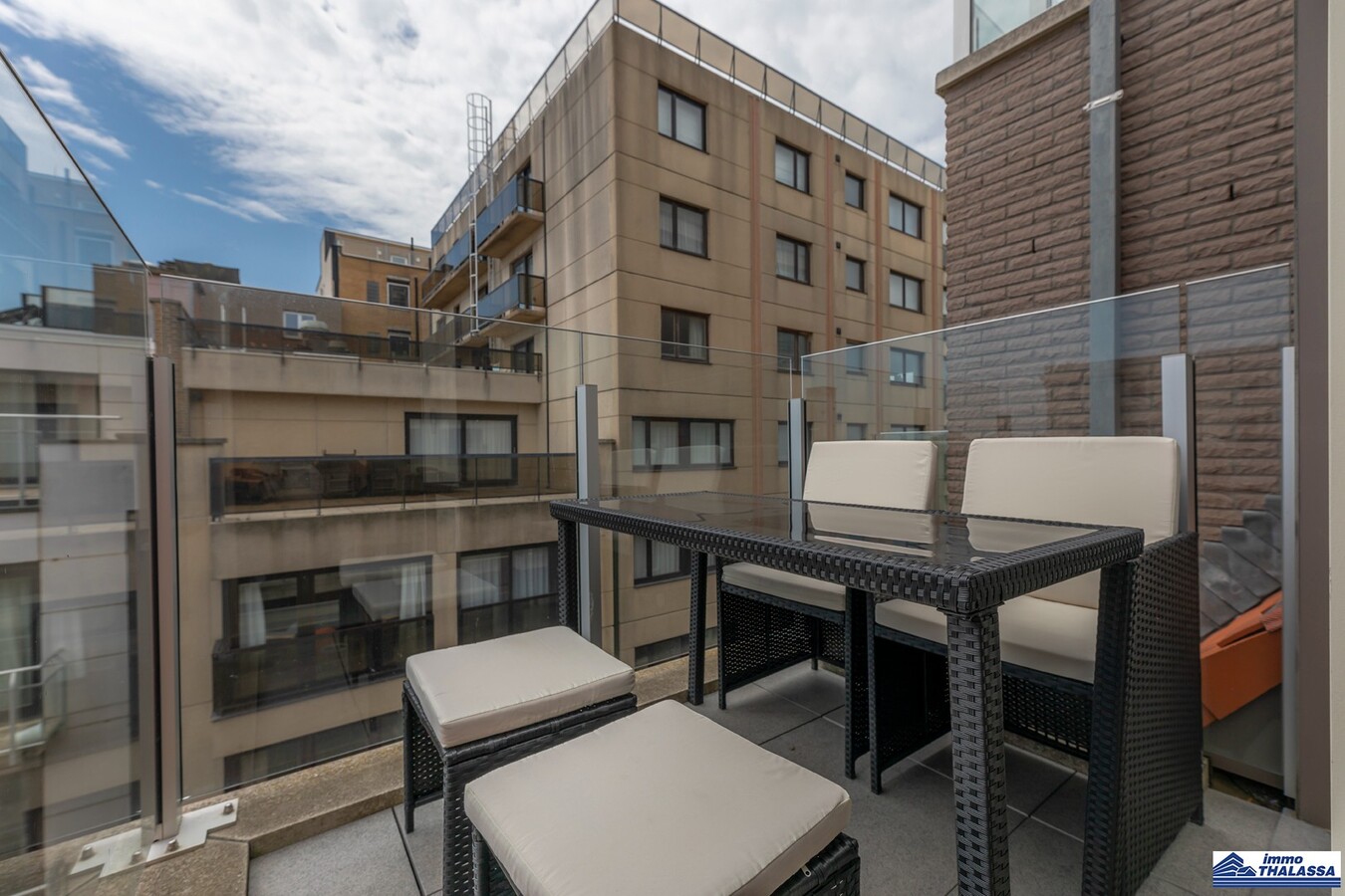 Appartement à la déco moderne situé au 5e étage, rue Ankerweg, à La Panne : un point de départ idéal pour profiter pleinement de la vie au bord de la mer. 