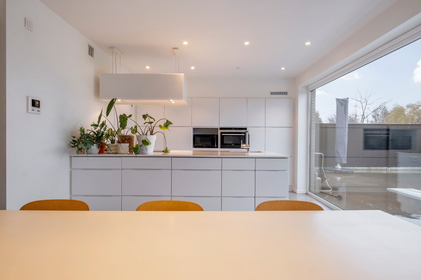 Moderne villa met praktrijkruimte op TOPligging te Heule  ! 