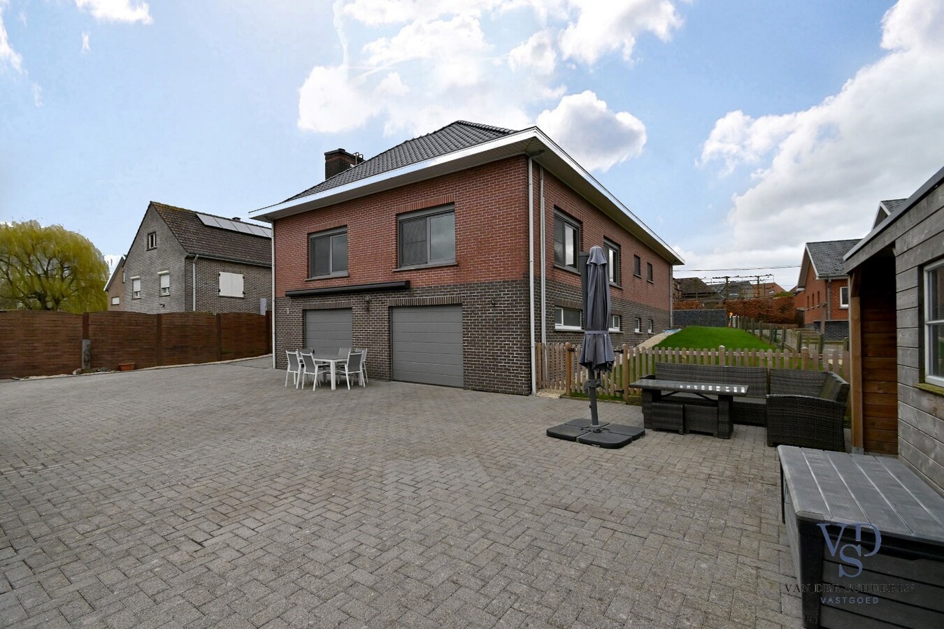 Bijzonder degelijke, instapklare ruime eigendom 