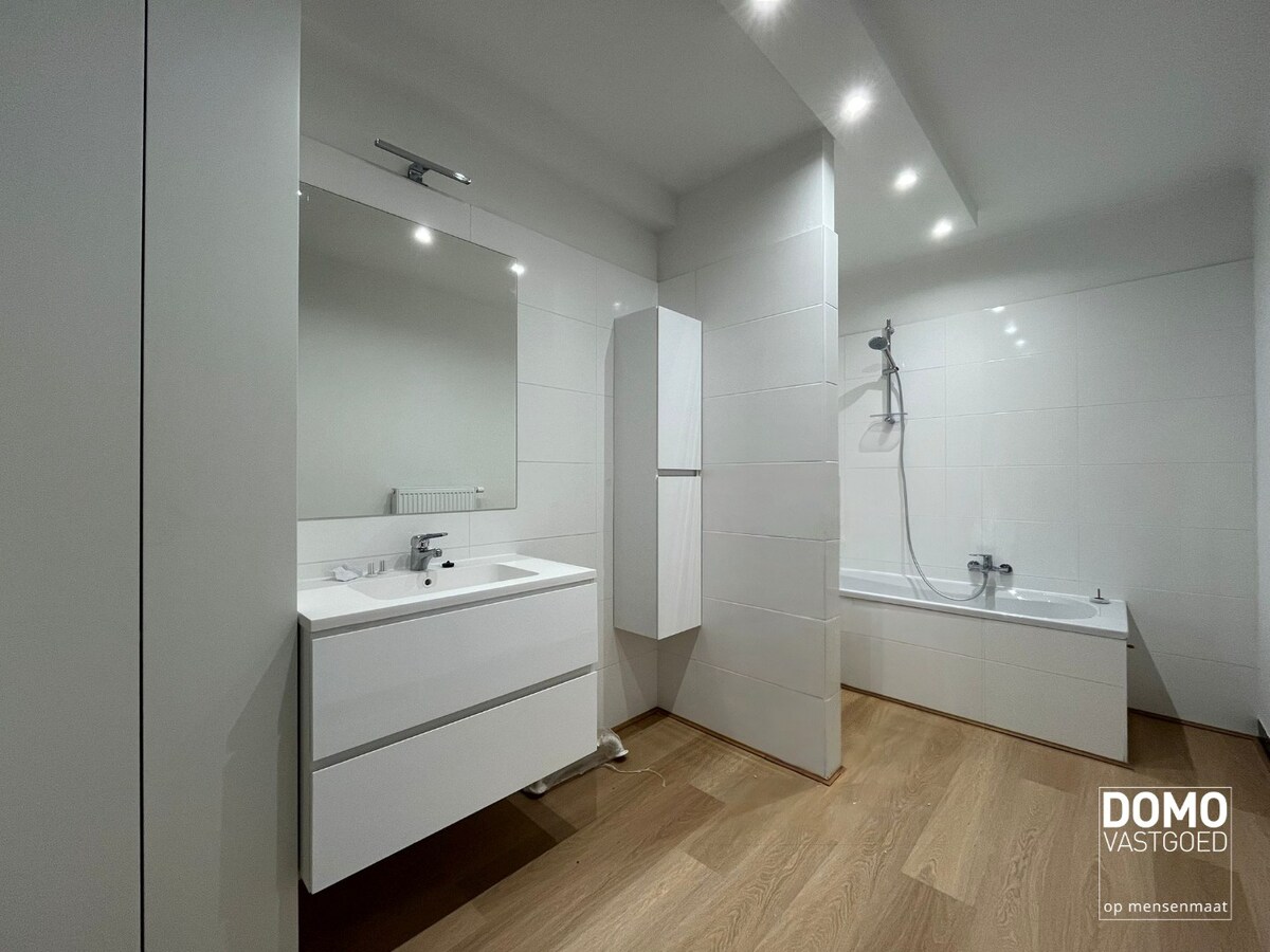 RUIME HALFOPEN WONING MET 3 SLAAPKAMERS IN LUMMEN 