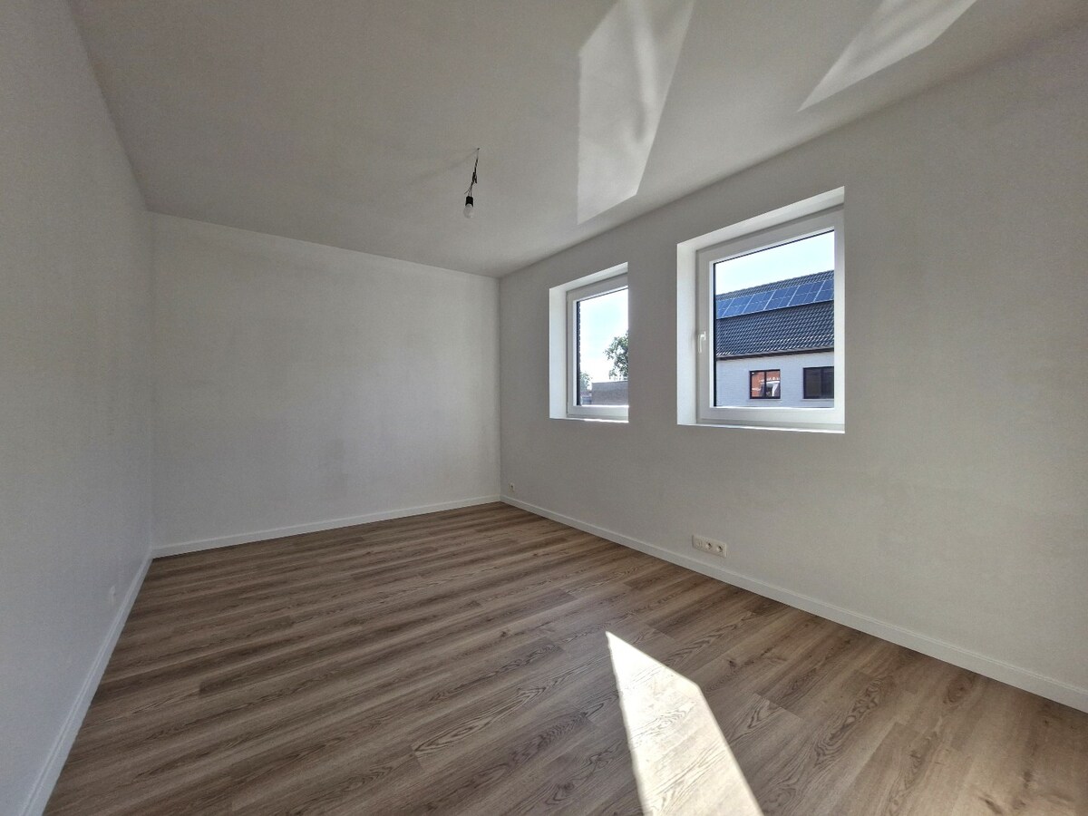 Nieuwbouwwoning met mooie tuin, garage en 4 slaapkamers te Dudzele 