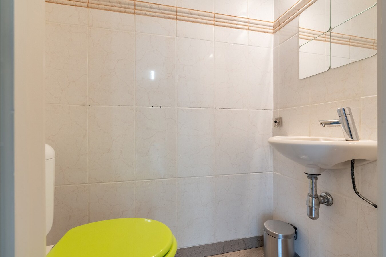 Ruim duplex appartement met 2 slaapkamers en garage. 