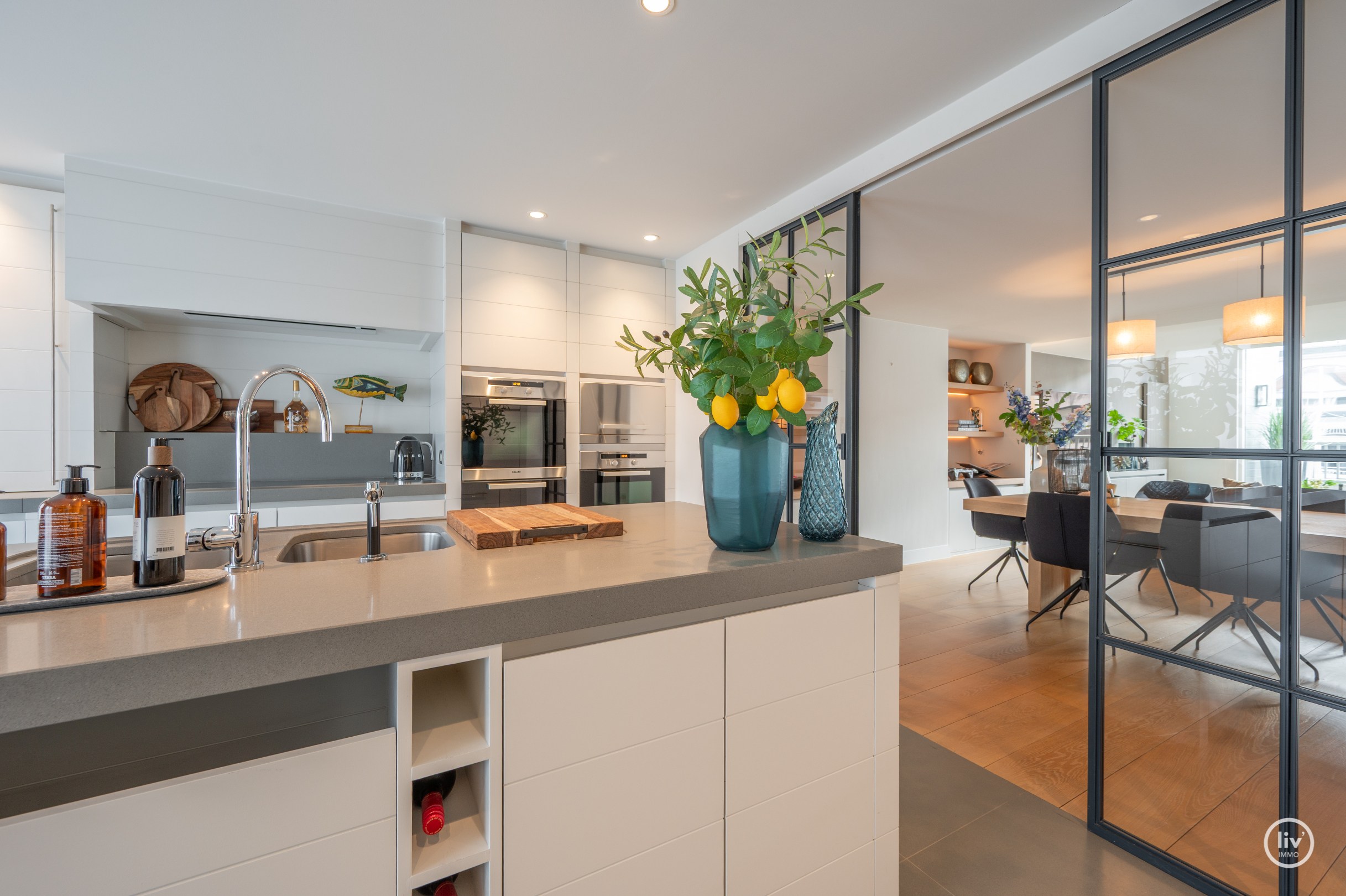 Récente mezzanine de 292 m2 située au centre avec de grandes terrasses, située dans la Vanbunnenlaan à Knokke. 