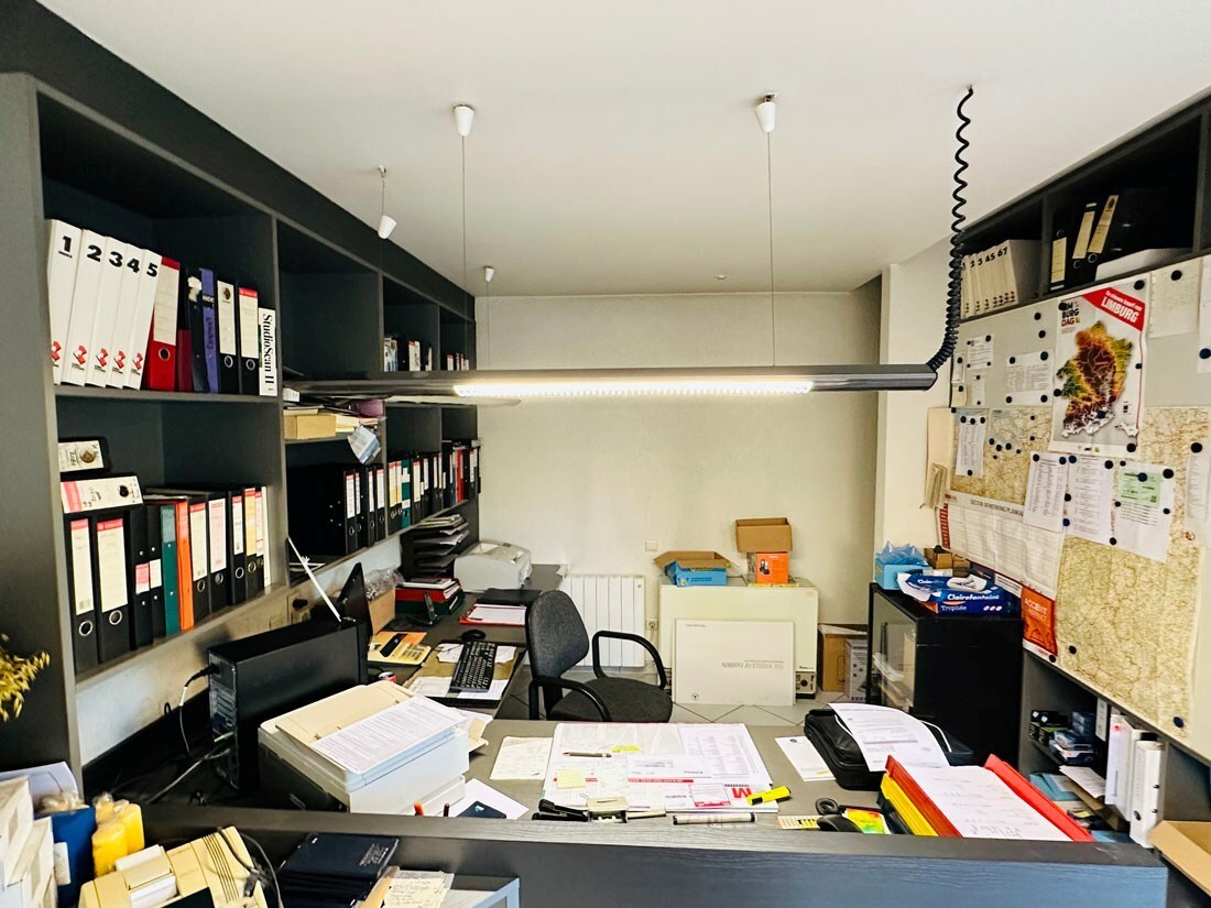 Ruim magazijn met kantoren met veel potentieel te Kuringen 