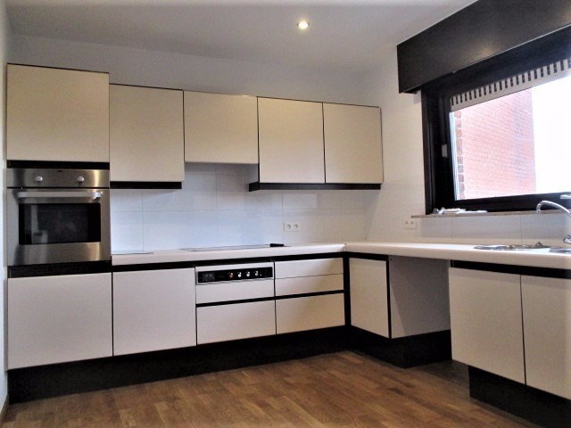 Zeer centraal gelegen opbrengsteigendom in hartje Sint-Eloois-Vijve! 