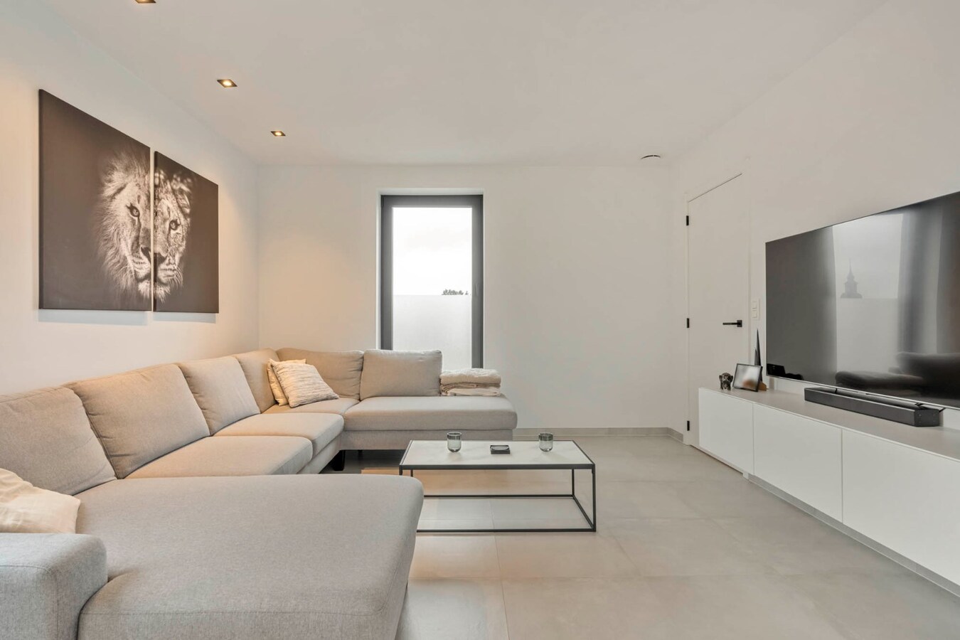 Recent duplex appartement met 2 slaapkamers en garage. 