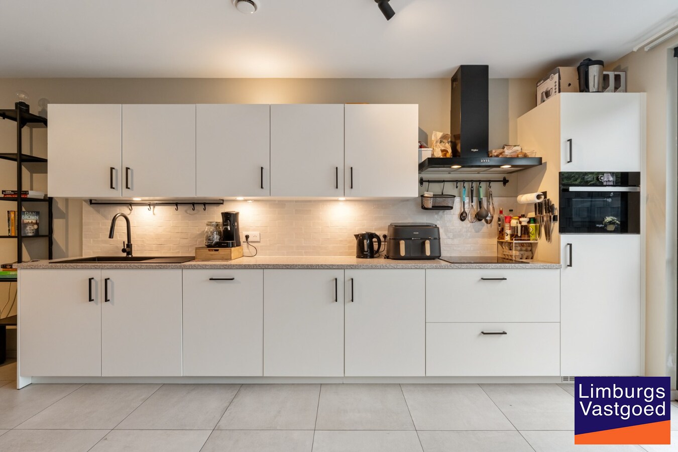 Gelijkvloers appartement (95m²), 2 slpk, ruim terras/tuin, autostaanplaats + kelderberging 