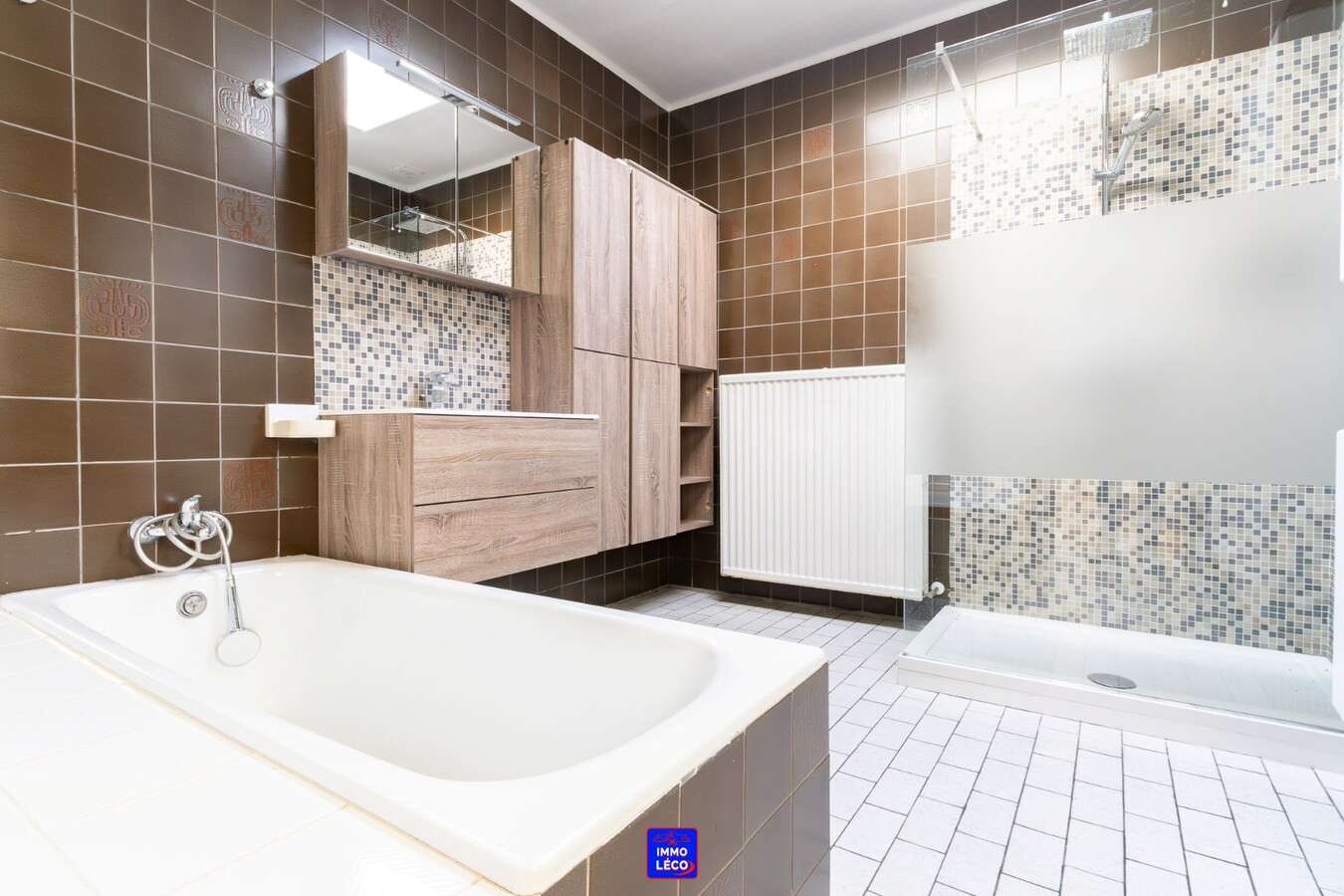 3 façades en excellent état d'entretien, beaux volumes, jardin de 340m² SUD-EST ! 