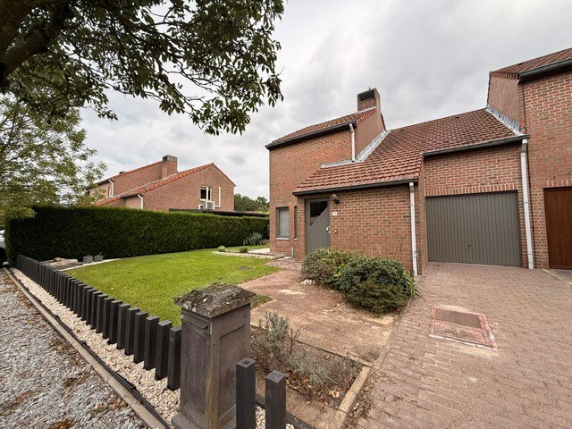 Halfopen woning met 3 slaapkamers, inpandige garage en mooie tuin in Kleine Brogel. 