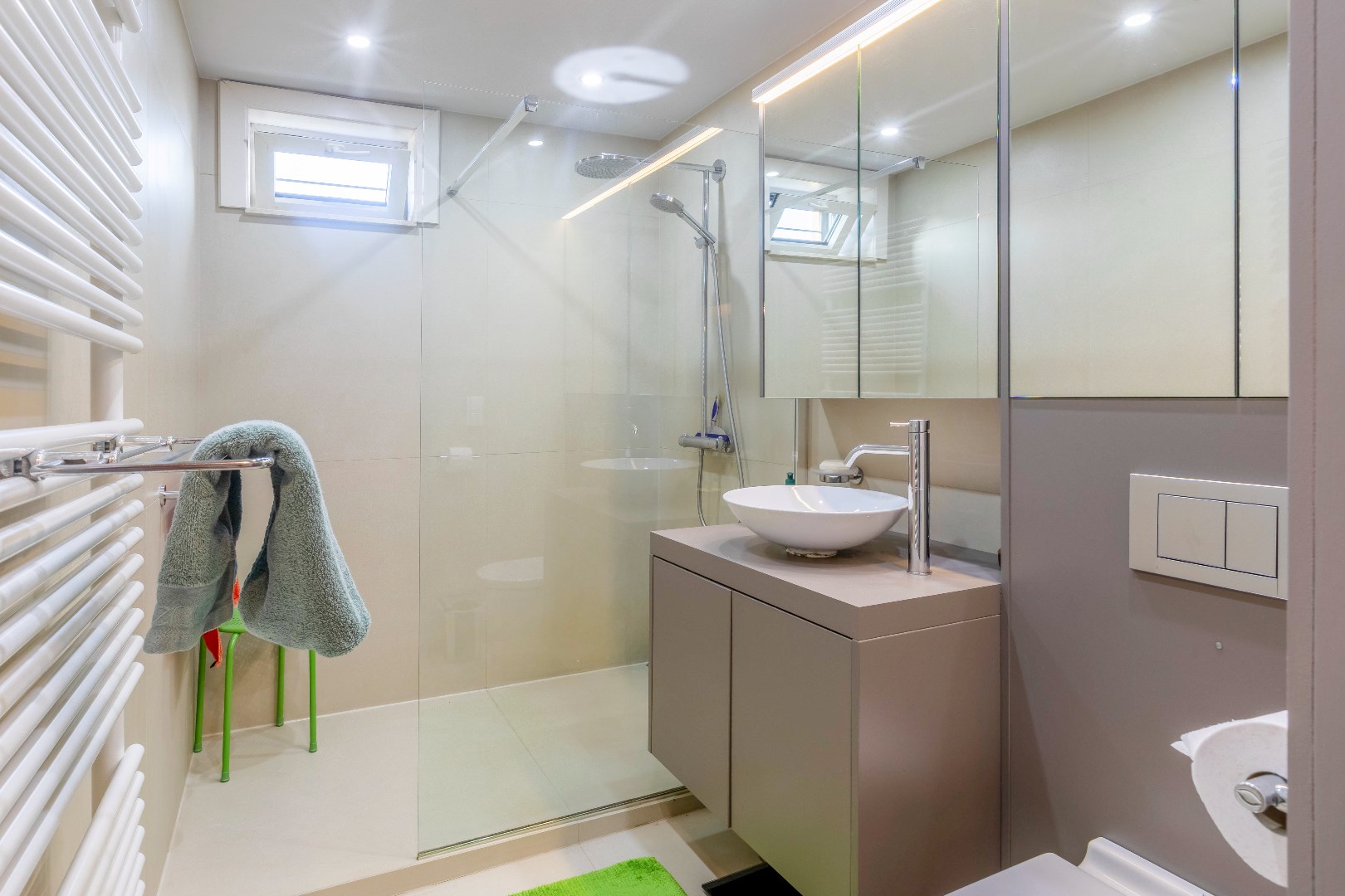 Verzorgde en instapklare halfopen bebouwing met zuidertuin en garage. 