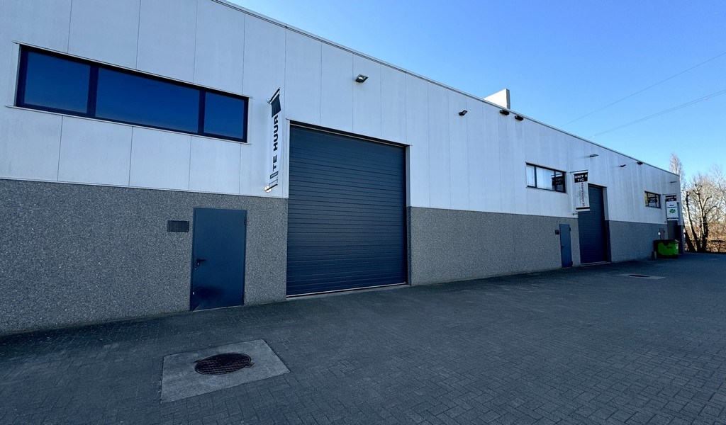 Magazijnen te huur langs kanaal in Sint-Lenaarts