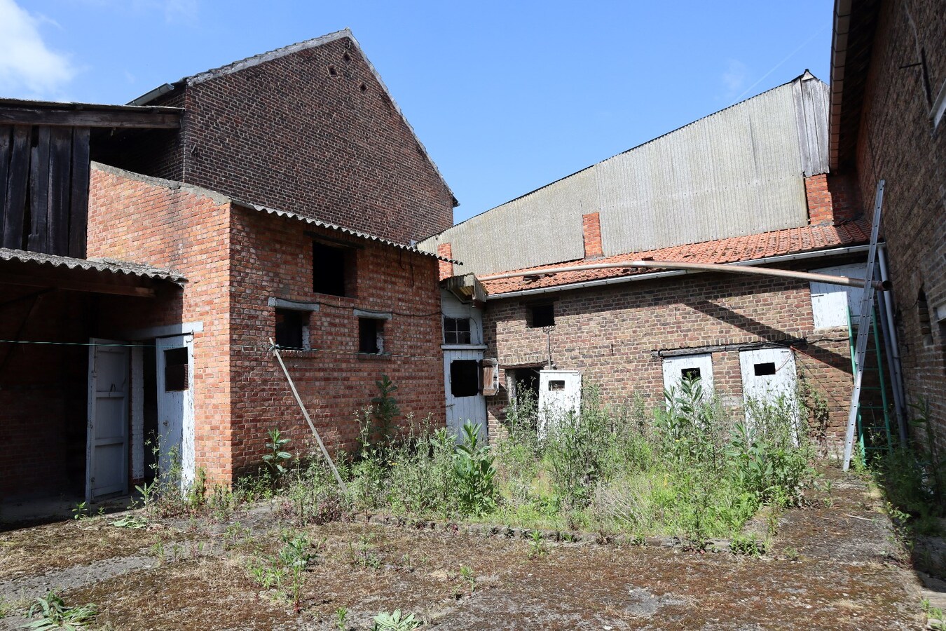 Ruime te renoveren hoeve met schuur en opslagplaatsen + mogelijkheid voor projectgrond 