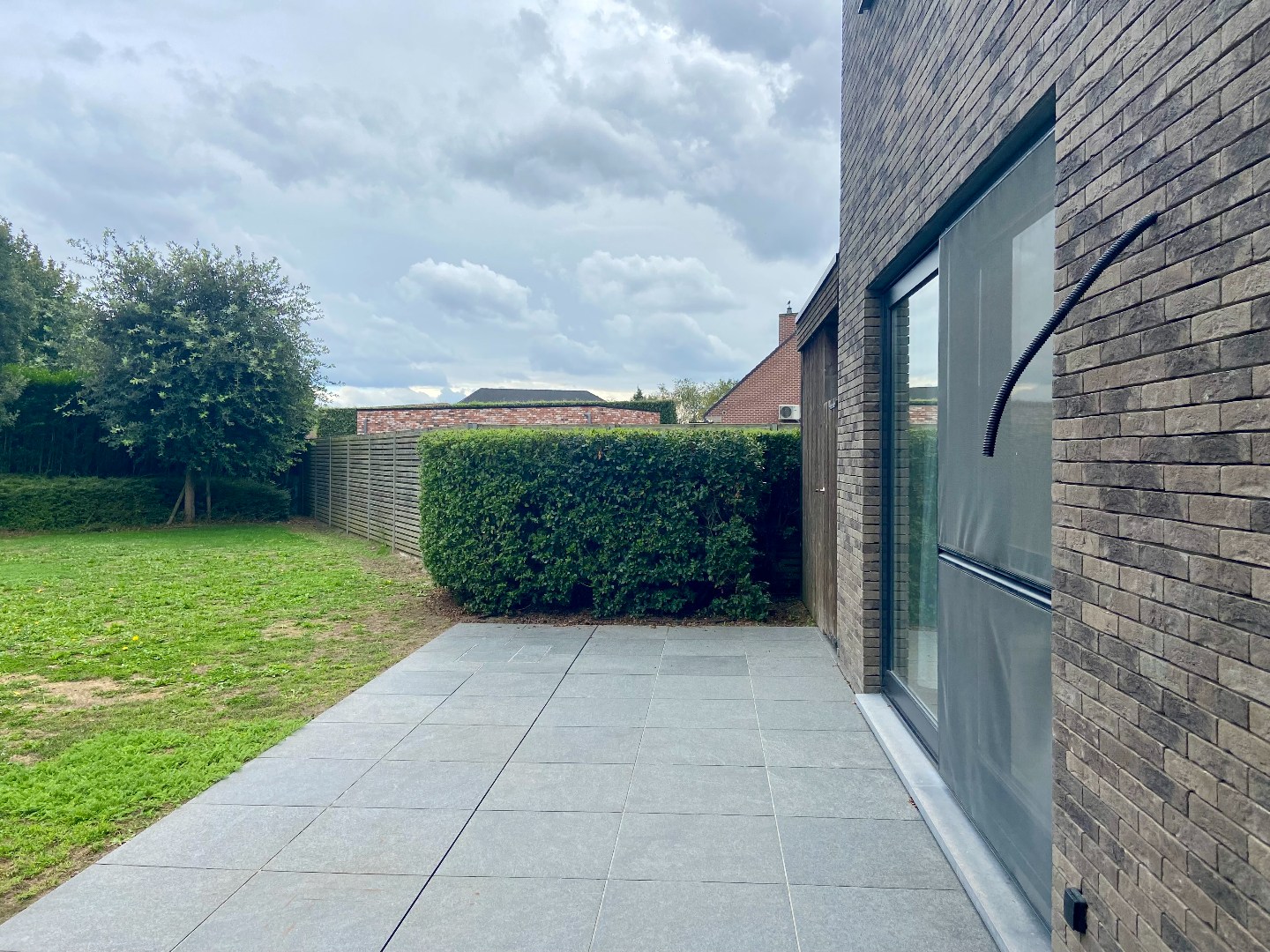 Ruime en recente halfopen bebouwing met 3 slaapkamers, carport en ruime tuin 