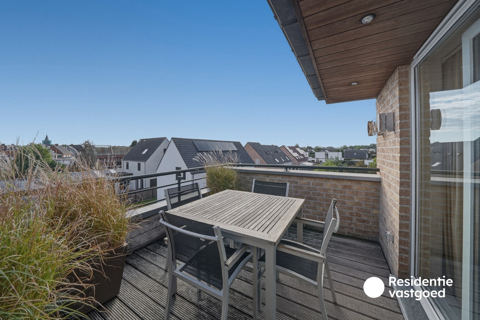 Ruim en lichtrijk duplexappartement met garage en twee terrassen in centrum Eernegem 