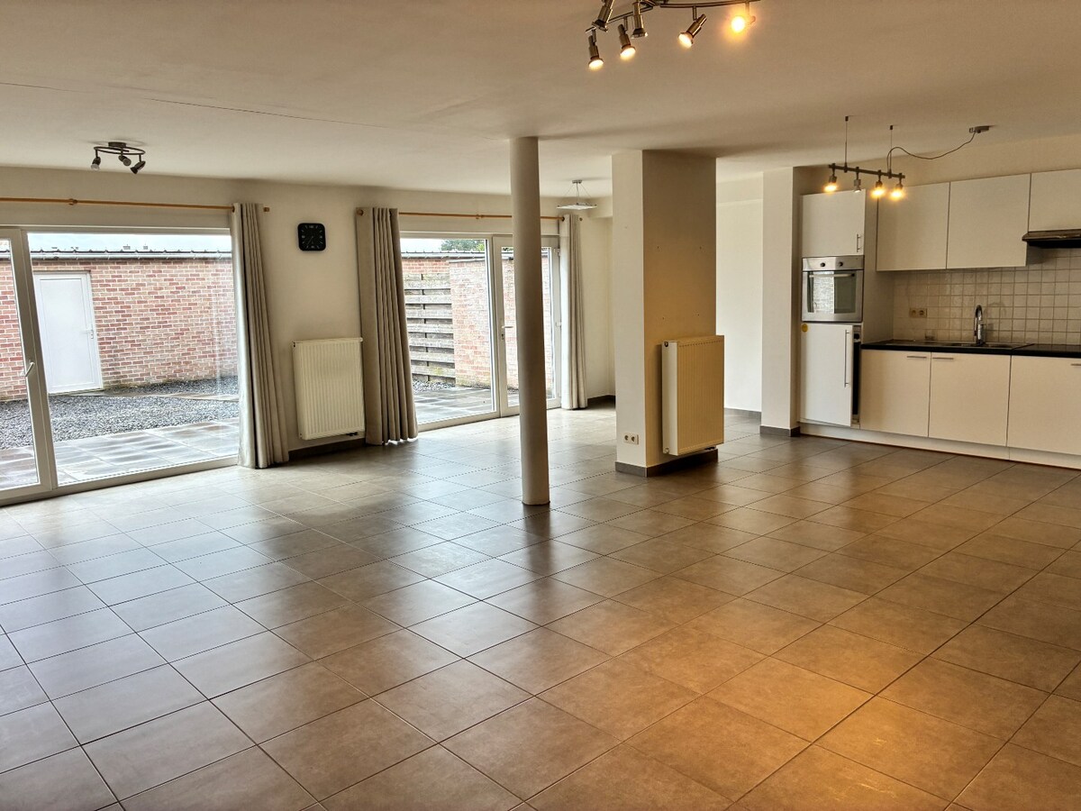 Gelijkvloers appartement mét ruim terras en garage 