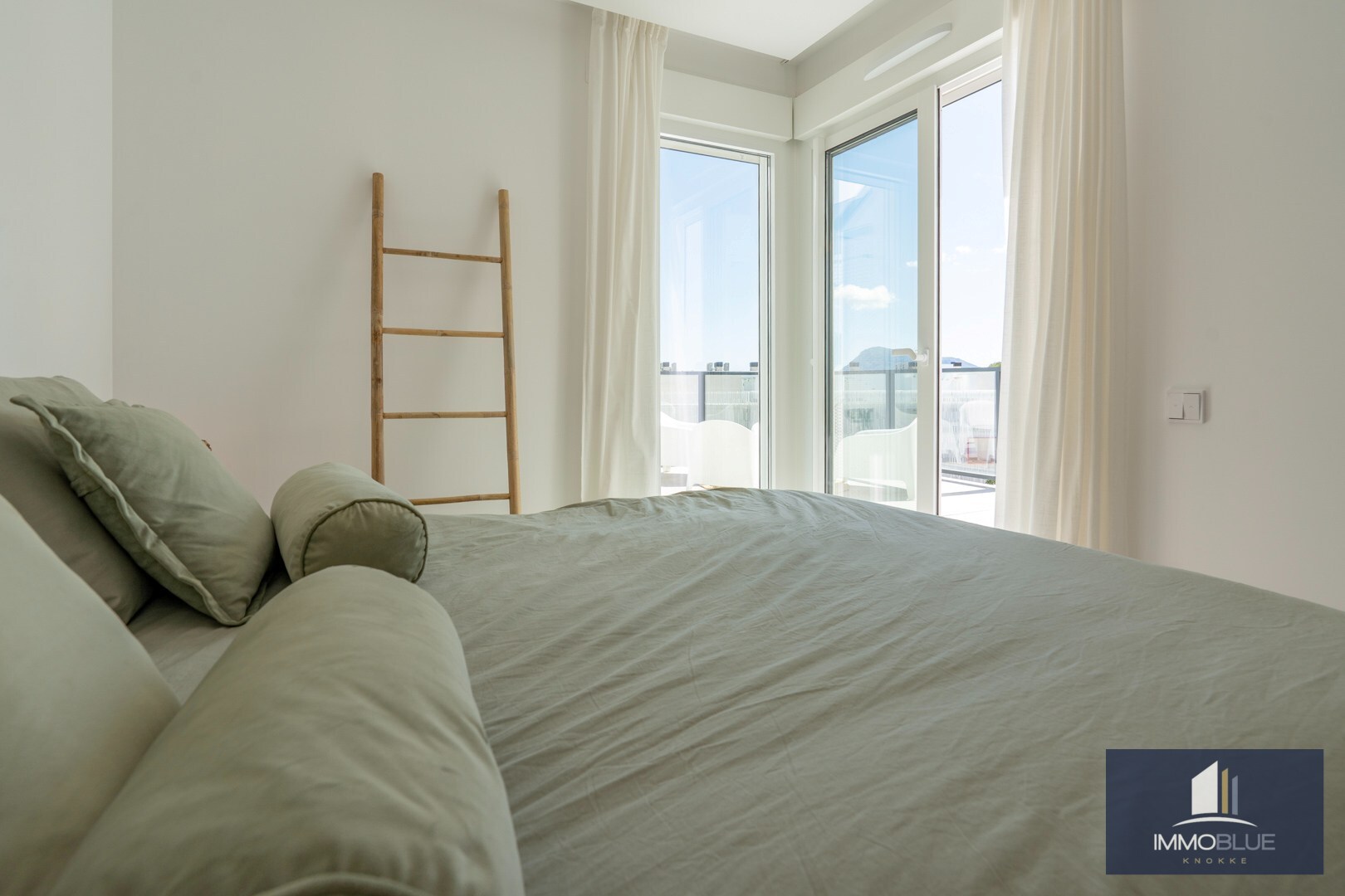 penthouse de luxe avec vue panoramique sur la mer et terrasses très spacieuses 