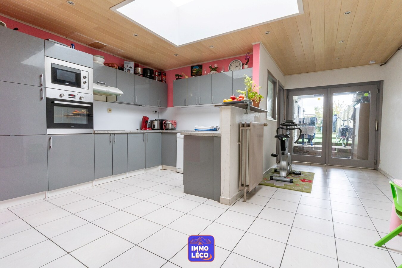 Maison avec beaux volumes et jardin. 