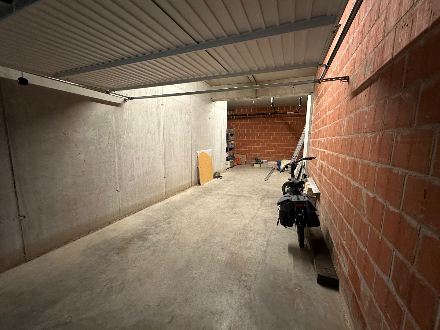 Ruime en recente garagebox (34 m²) in Nieuwpoort stad 