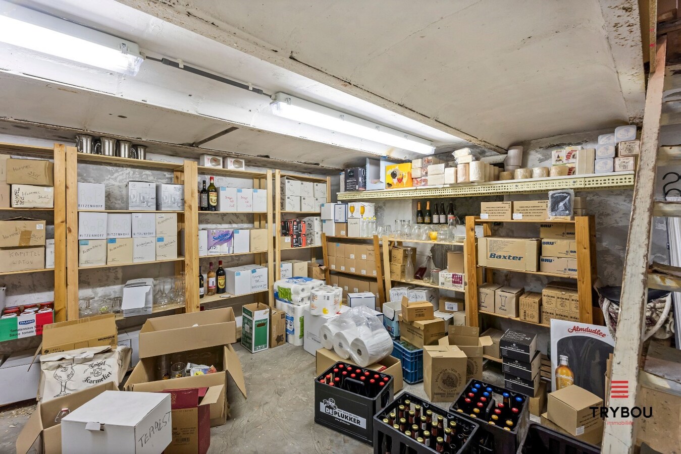 Prachtig handelspand met woonst op centrale ligging te Merkem. 