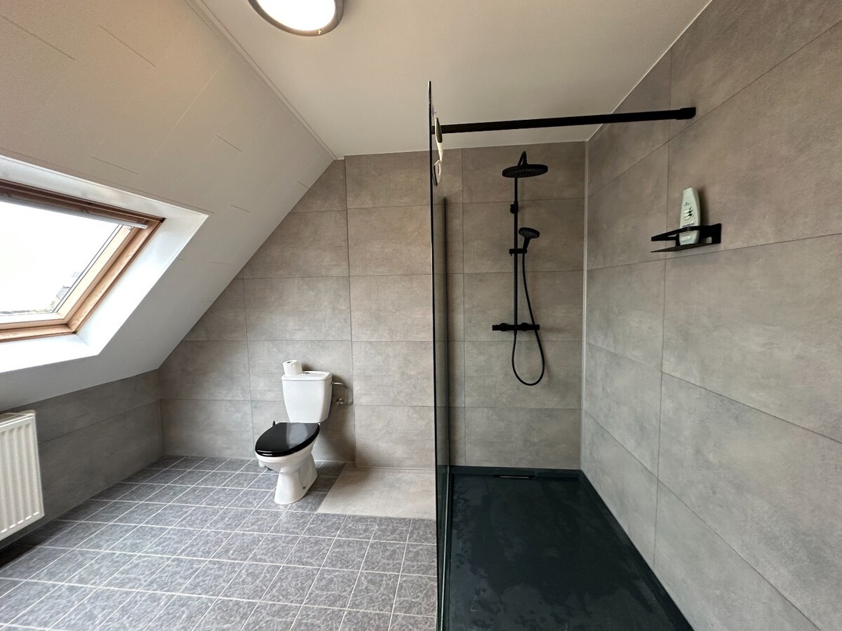 Centraal gelegen, lichtrijke woning met drie slaapkamers en garage 