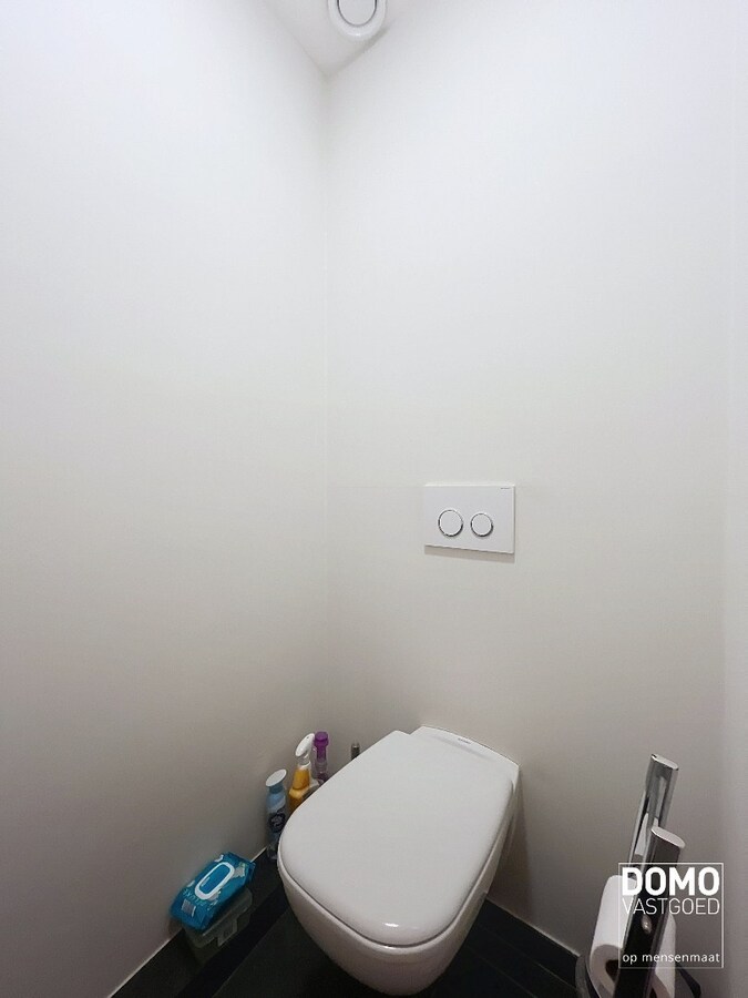 RUIM APPARTEMENT VAN 120 M² MET TERRAS, LIFT, 2 SLAAPKAMERS EN AUTOSTANDPLAATS GELEGEN TE CENTRUM KERMT 