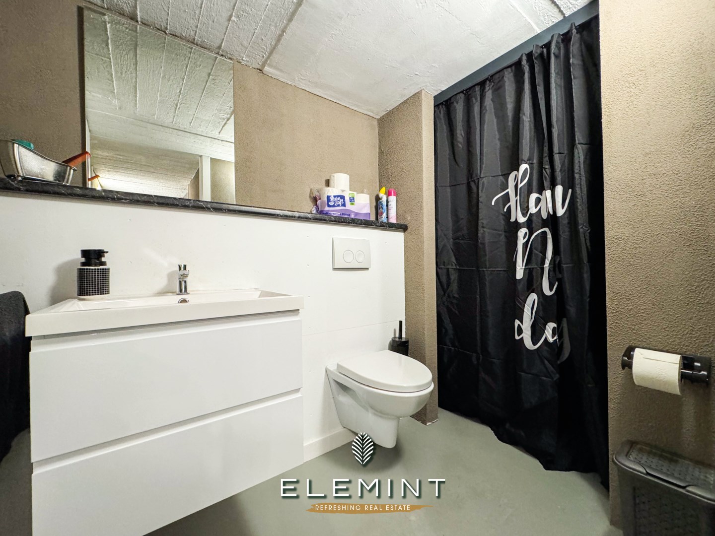 Gerenoveerd gelijkvloers appartement op 50 meter van het strand 