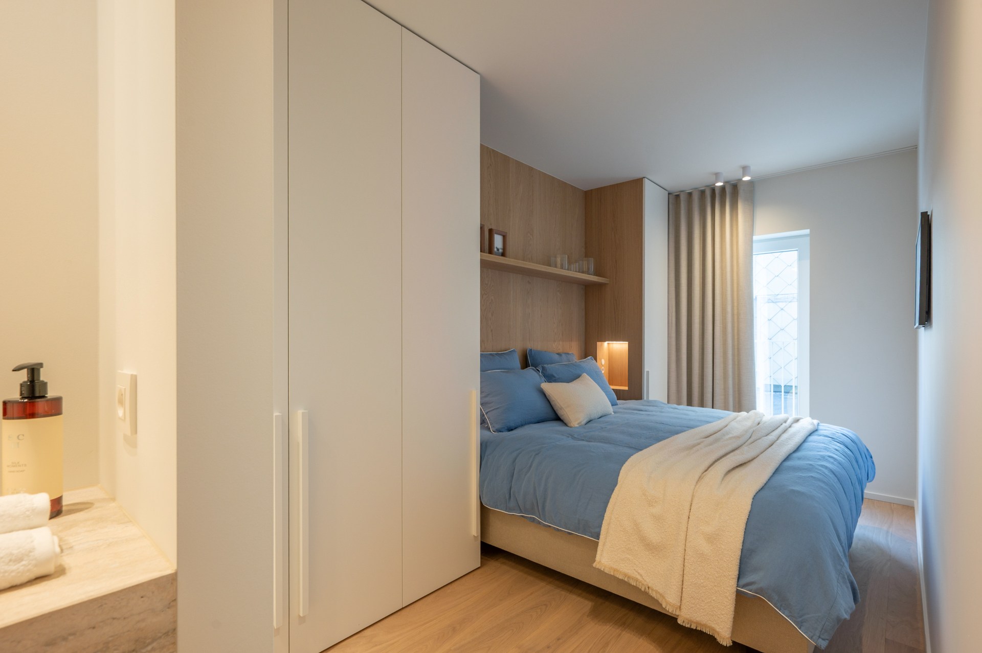 Appartement rénové de haut standing situé du côté ouest avec vue latérale sur la mer. 