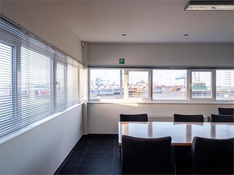 Bedrijfsgebouw met burelen en opslagruimte. 