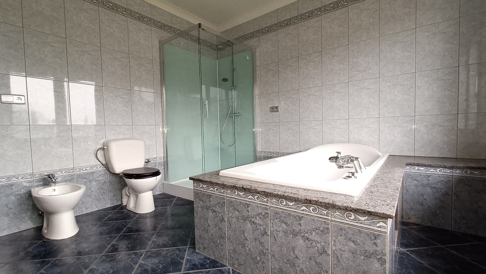 Ruime villa met garage en tuin 