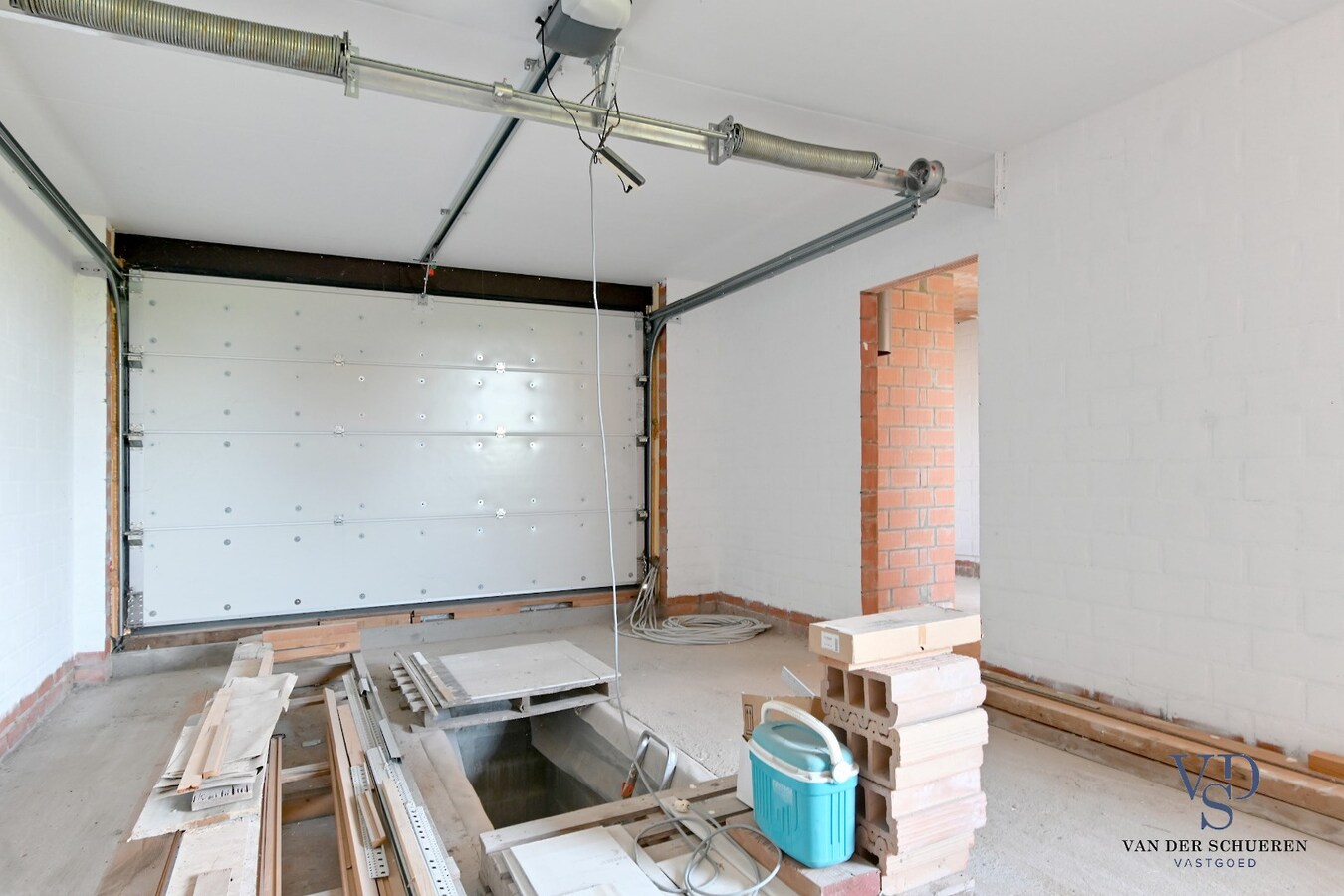 Eigentijdse woning (nog af te werken) te Vurste. 