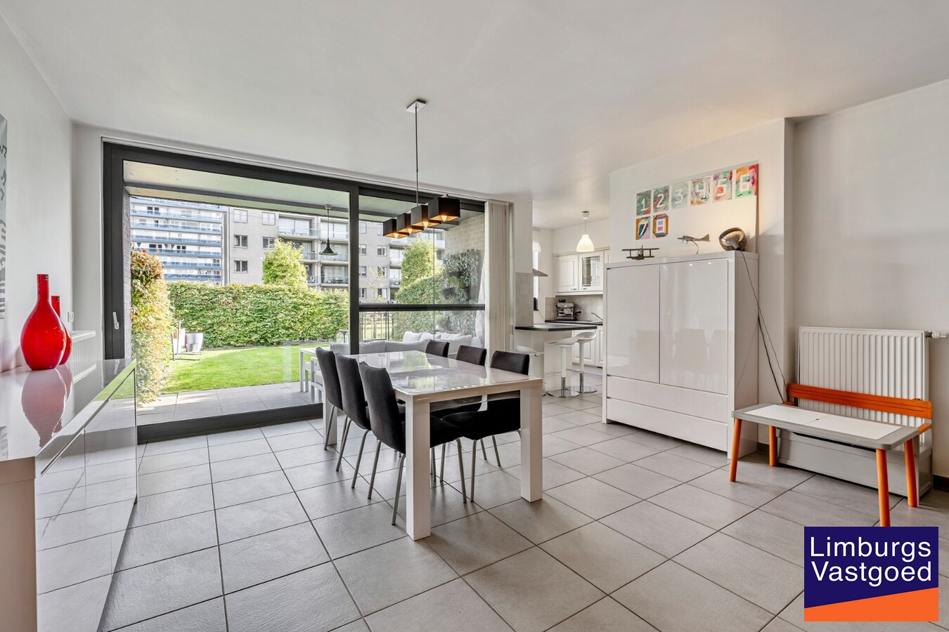 Gelijkvloers appartement (105m²), 2 slpk, tuin/terras, autostaanplaats + kelderberging 